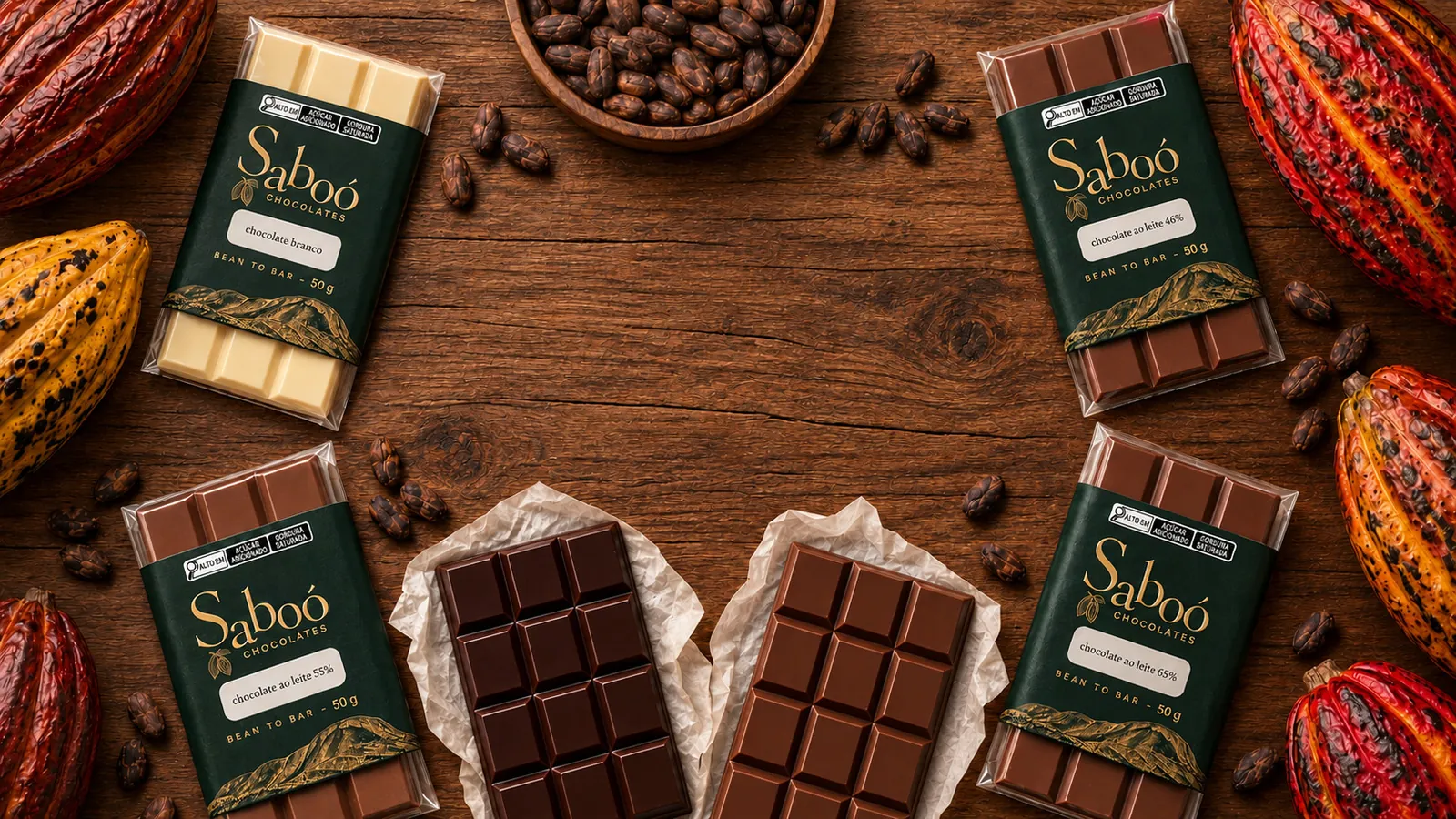 Barras de chocolate Saboó, frutos e amêndoas de cacau sobre madeira escura.